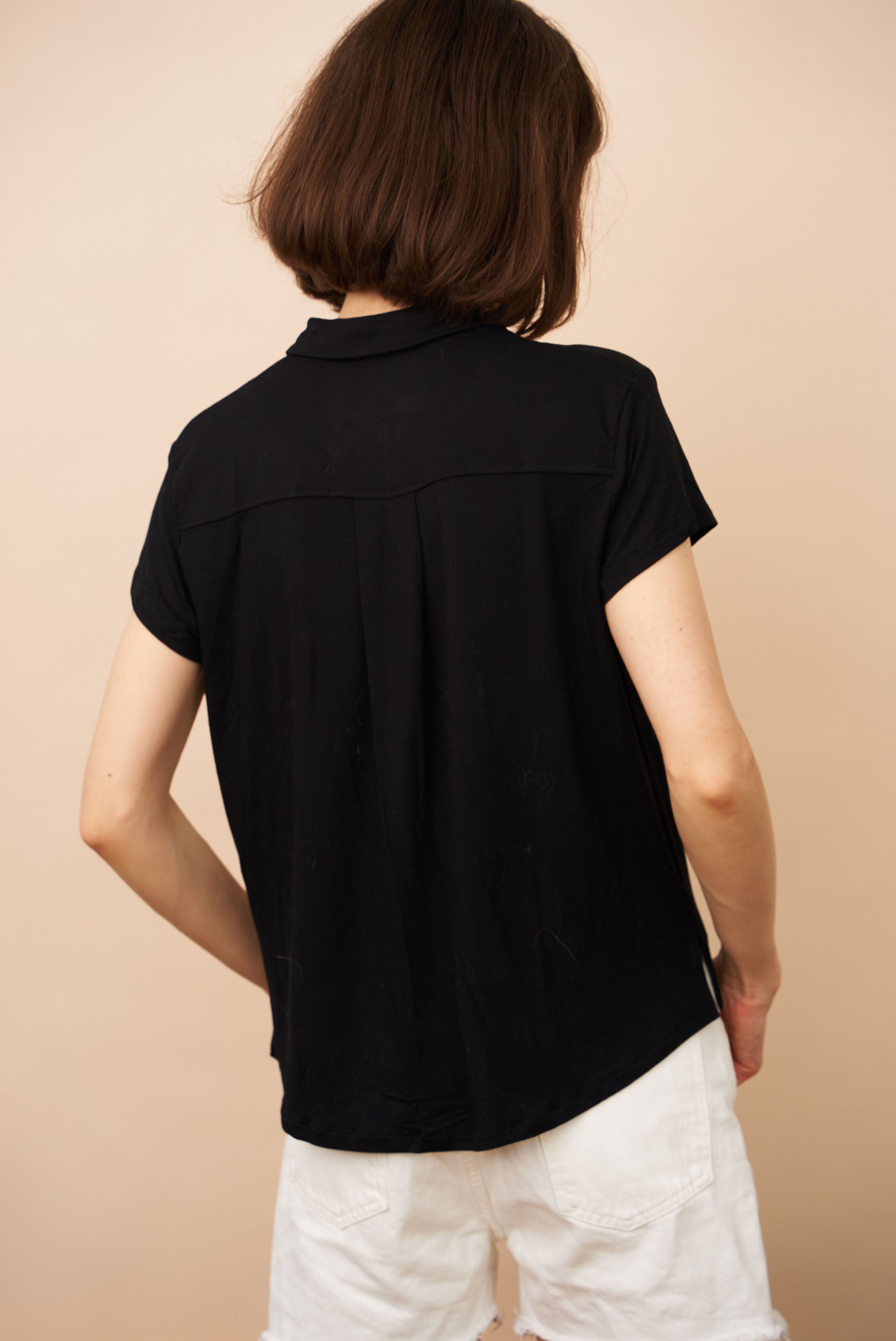 Soft Touch Short Sleeve Pleat Back Shirt in Noir
