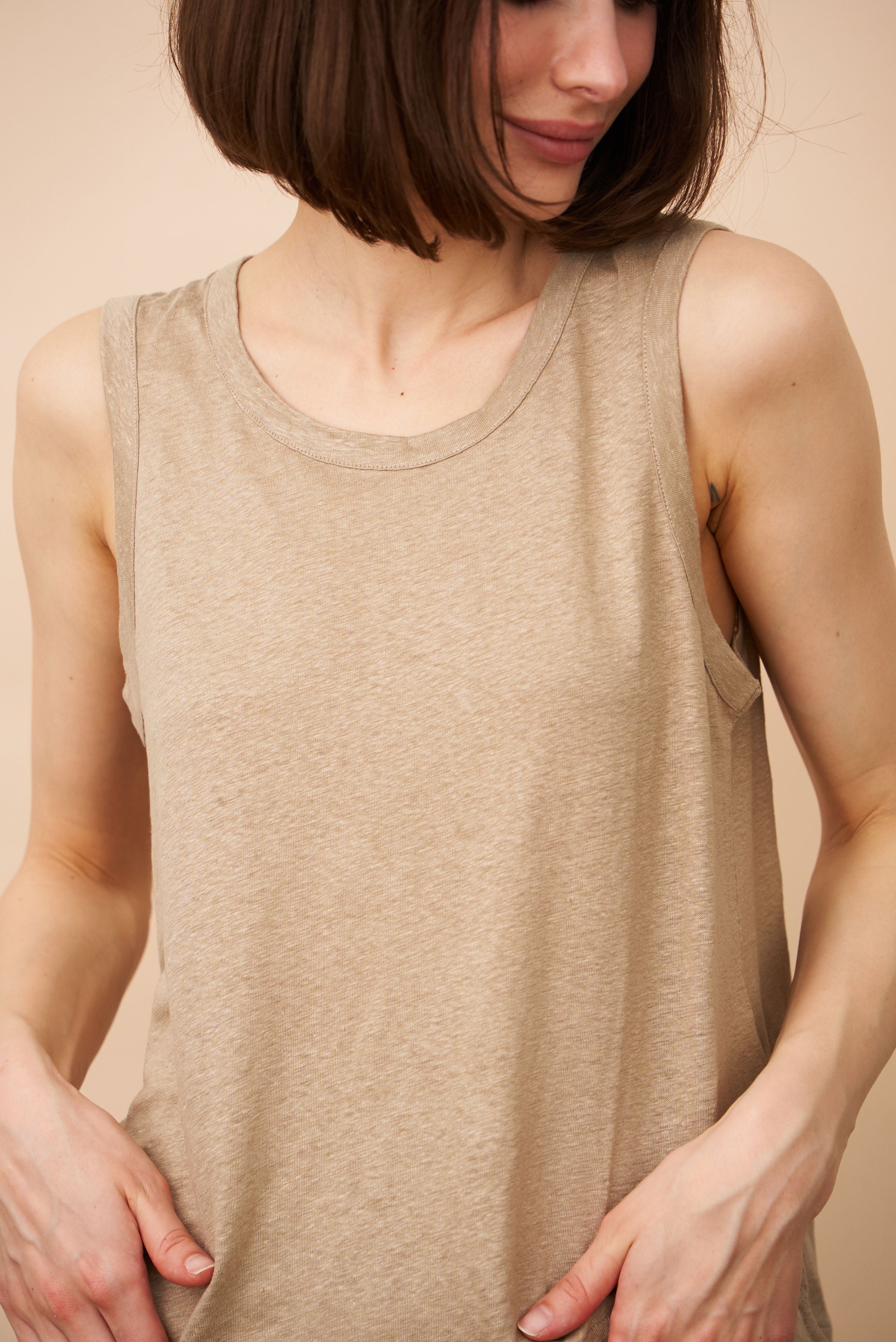 Stretch Linen Crewneck Tank in Sable