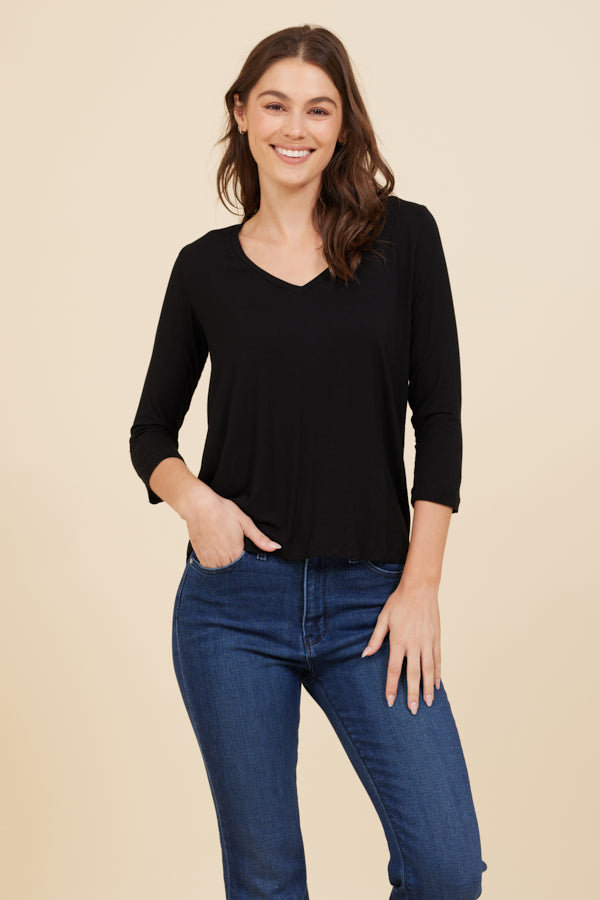 Soft Touch 3/4 Sleeve Pleat Back V-Neck in Noir