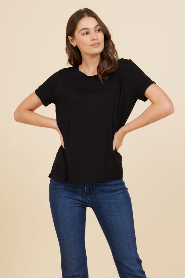 Soft Touch Short Sleeve Pleat Back Crewneck in Noir/Black