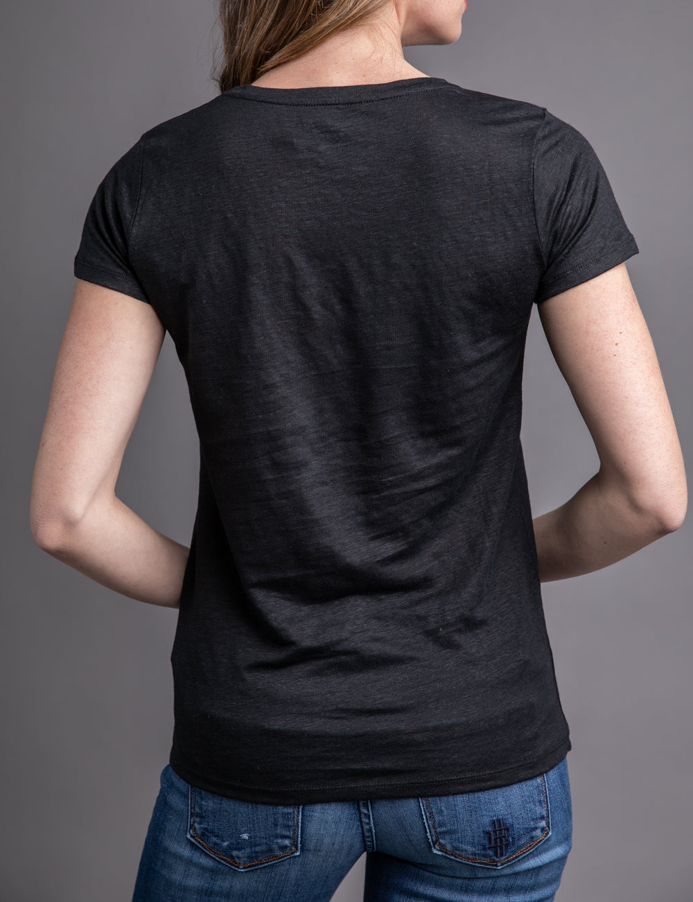 Majestic Linen Short Sleeve V-neck in Noir