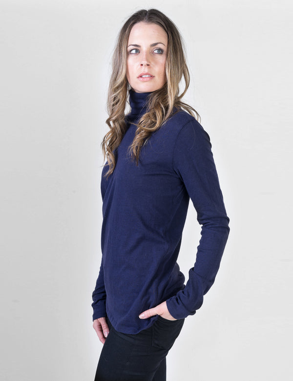 Majestic Long Sleeve Cotton/Cashmere Turtleneck in Navy