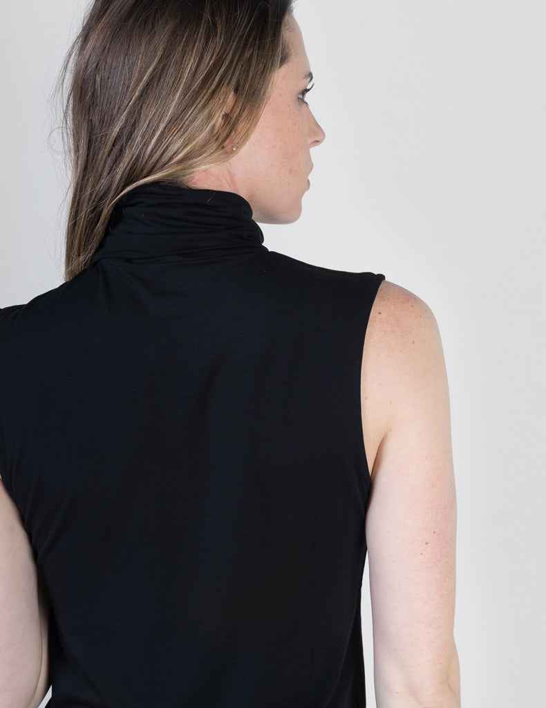 Majestic Sleeveless Turtleneck in Noir/Black